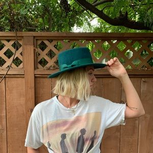 Lack of color emerald hat